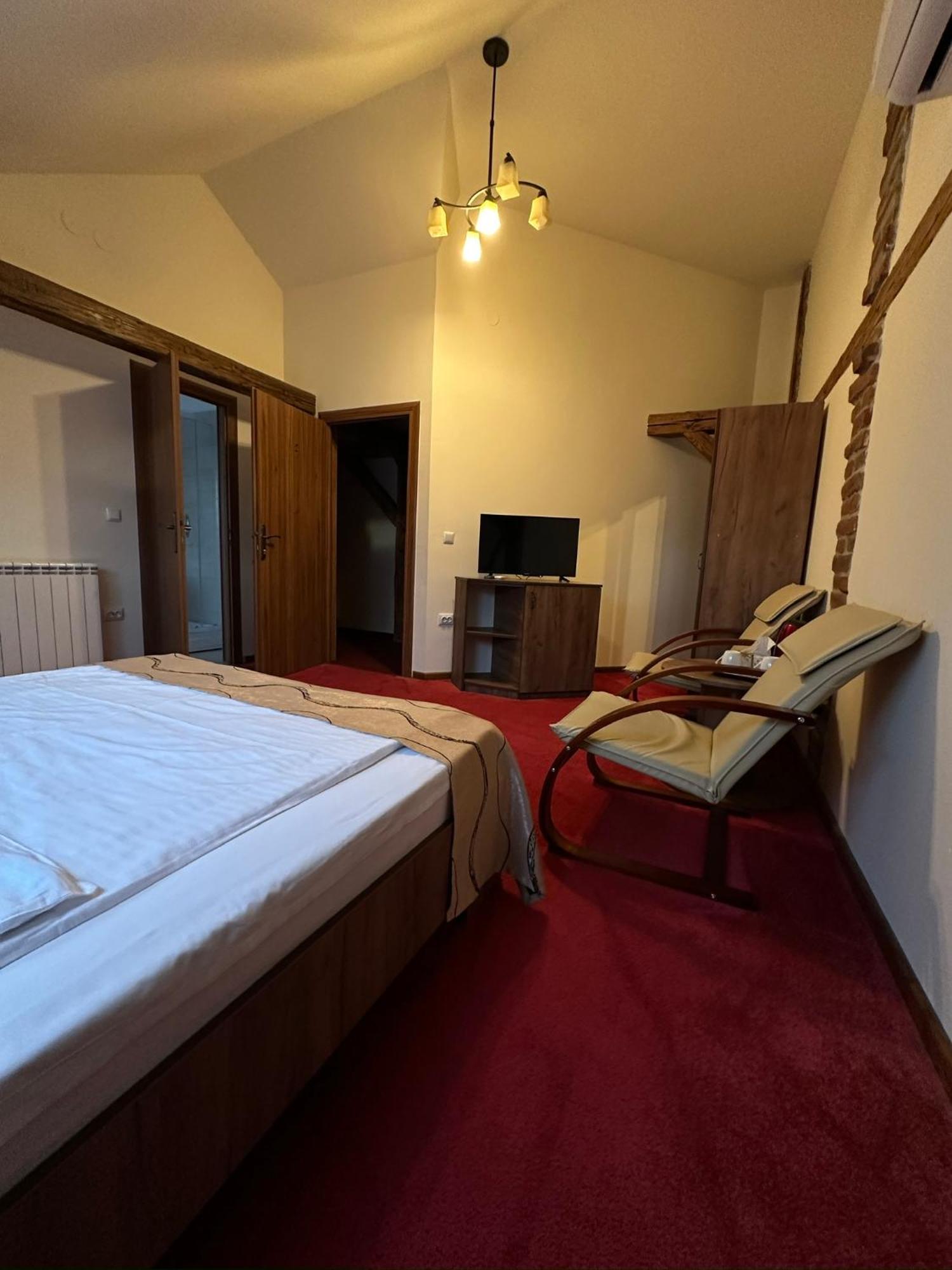 Antique Aparthotel Alba Iulia Buitenkant foto