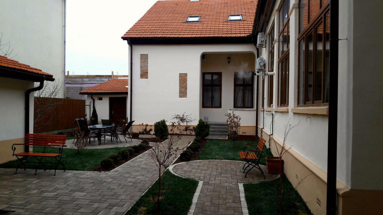 Antique Aparthotel Alba Iulia Buitenkant foto